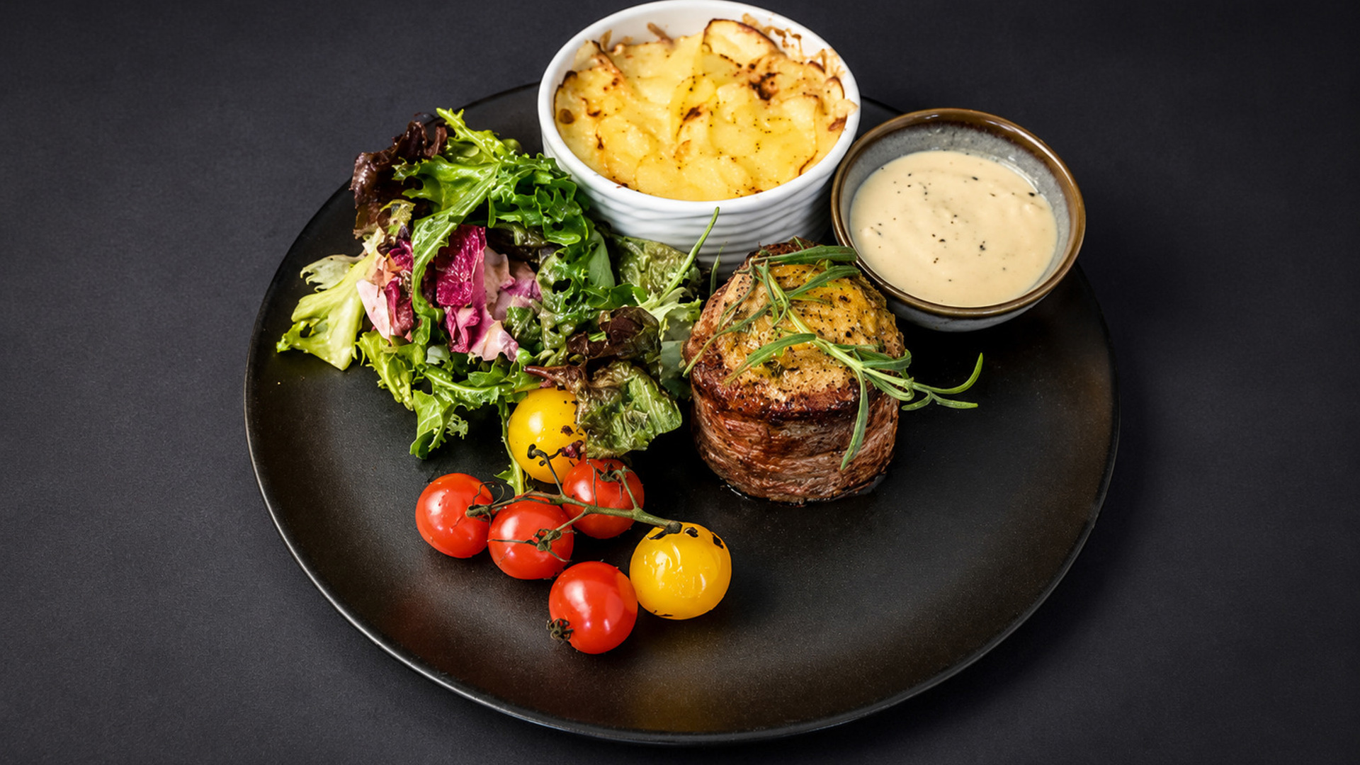 Delikat Garlic Steak På Mørk Bakgrunn
