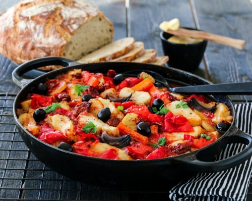 Bacalao med paprika, gulrøtter og sorte oliven