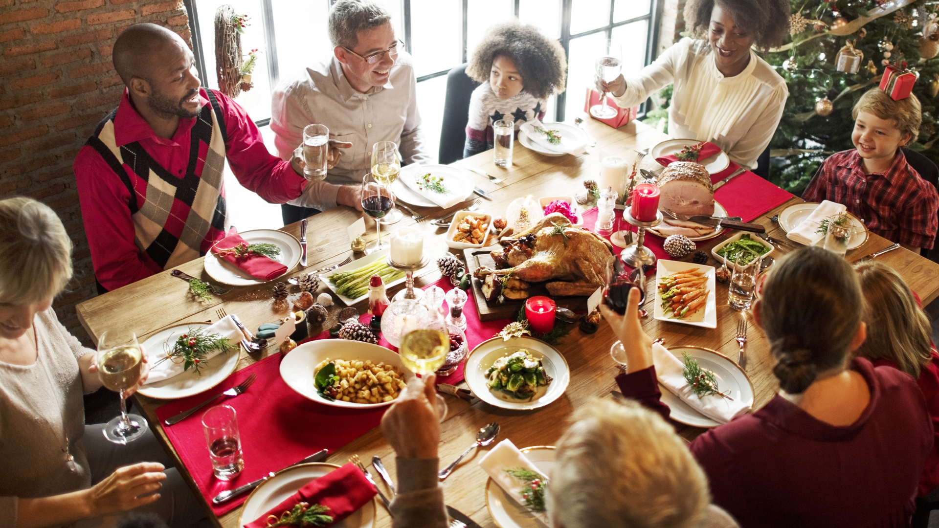 Gledelig julebord med variert julemat og vin i hjemmekoselige omgivelser.