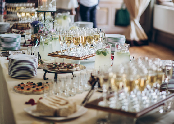 Elegante champagnefløter og friske limonader på et festlig koldtbord i Trondheim.