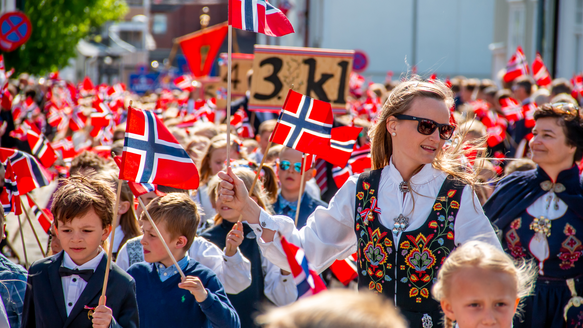 Gledesscener fra Trondheim under feiringen av Norges nasjonaldag med lokale skolebarn.