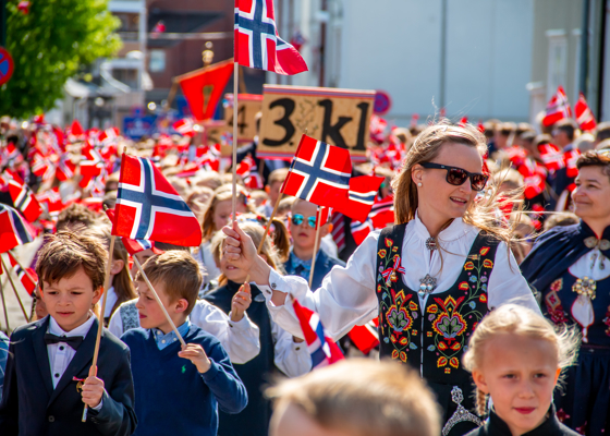Gledesscener fra Trondheim under feiringen av Norges nasjonaldag med lokale skolebarn.