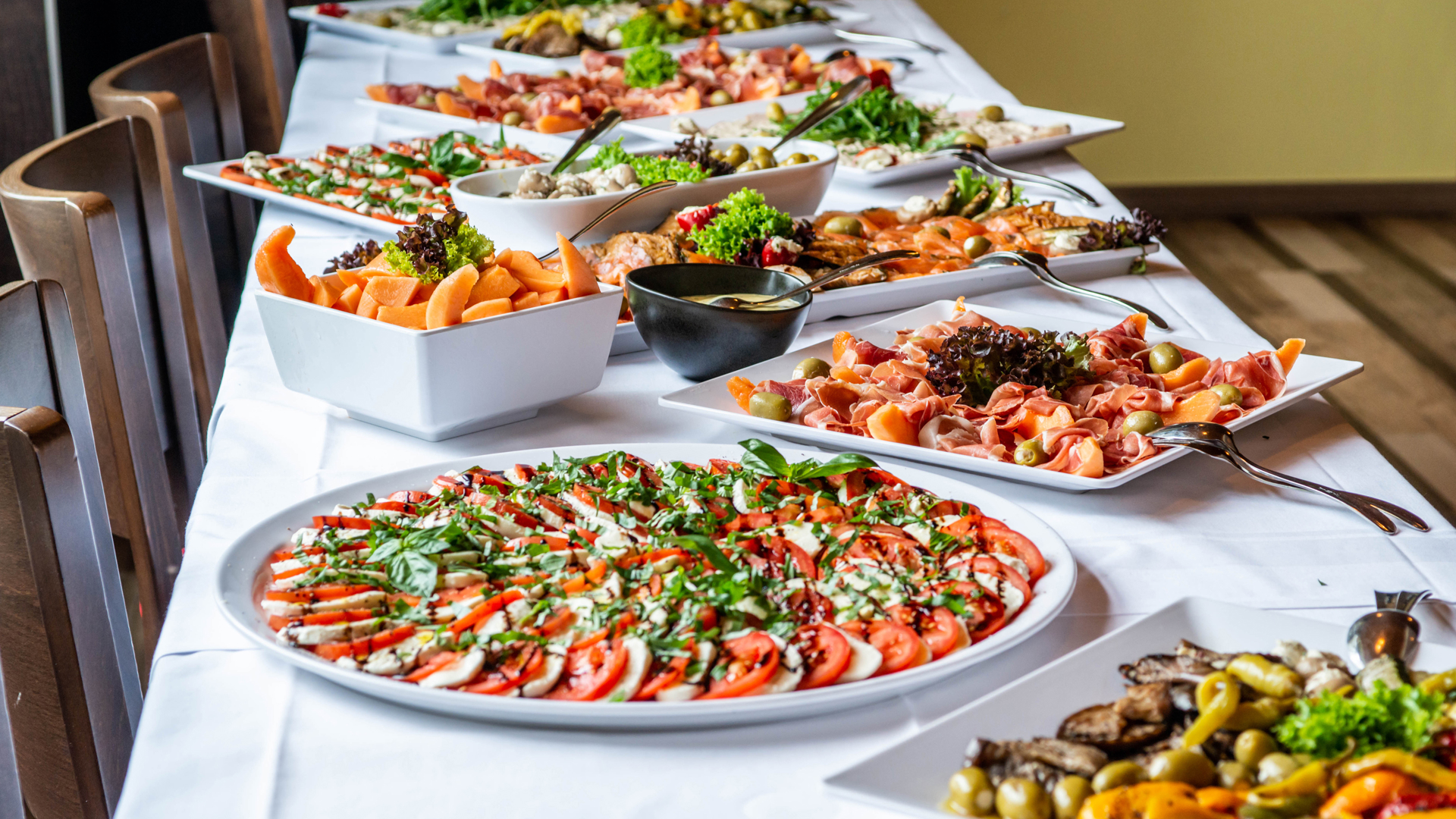 Fargerikt buffetbord med et utvalg av salater og kjøttpålegg, perfekt for konfirmasjon i Trondheim.