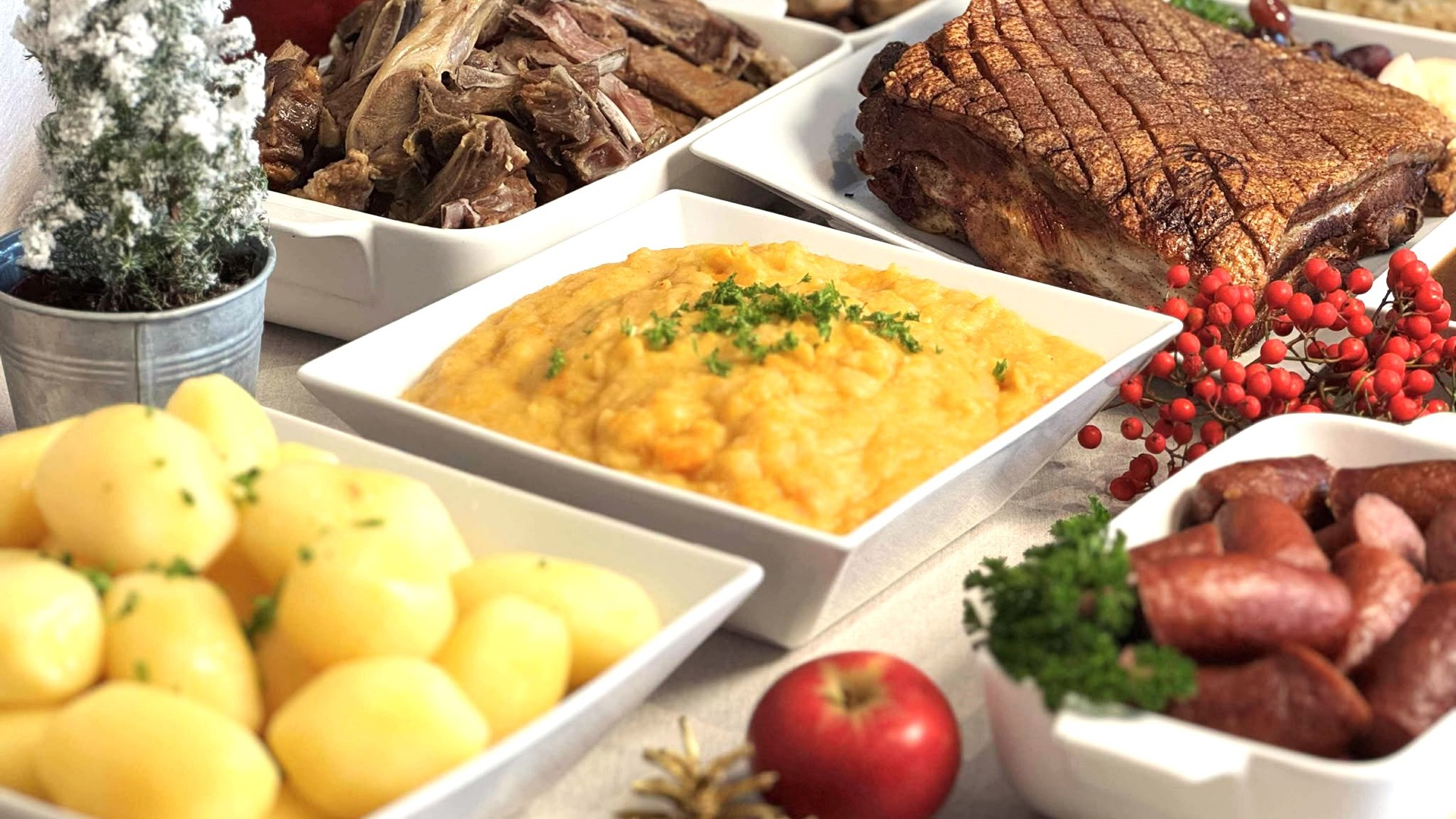 Julemat Med Ribbe Og Pinnekjøtt