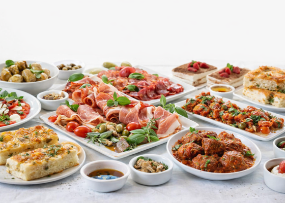 Italiensk Tapas På Hvit Bord