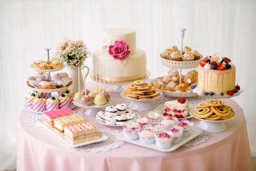 Bord med kaker og søtsaker